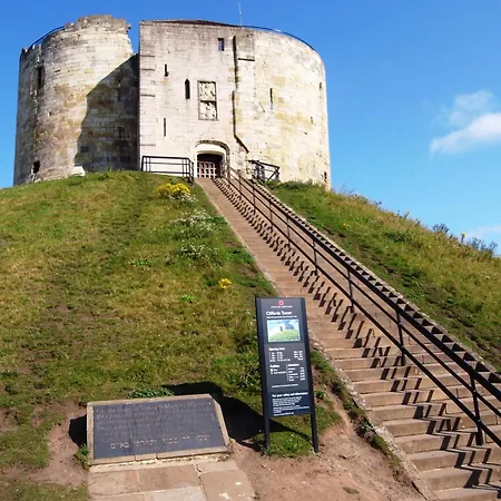 Apartment Castle Mills View *